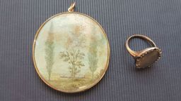 Medalion i pierścień oraz kilkanaście innych przedmiotów pochodzących z drugiej połowy XVIII wieku znaleziono w puławskim kościele. Pamiątki po Teresie Czartoryskiej jeszcze w tym roku trafią do Puław. Konserwator zabytków chce sprawdzić, czy świątynia nie kryje kolejnych tajemnic