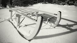 Obowiązujące przepisy ruchu drogowego kategorycznie zabraniają ciągnięcia za pojazdem osoby na nartach, sankach, wrotkach lub innym podobnym urządzeniu