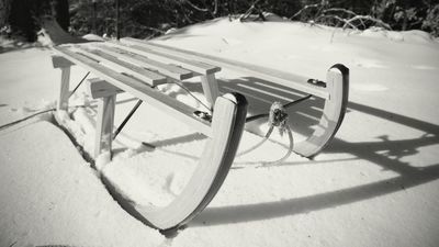 Obowiązujące przepisy ruchu drogowego kategorycznie zabraniają ciągnięcia za pojazdem osoby na nartach, sankach, wrotkach lub innym podobnym urządzeniu