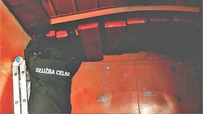 Na pierwszy rzut oka przemytnicze pakiety przypominały elementy konstrukcji dachu wagonu. Trzeba by się dokładnie przyjrzeć, żeby je dostrzec.