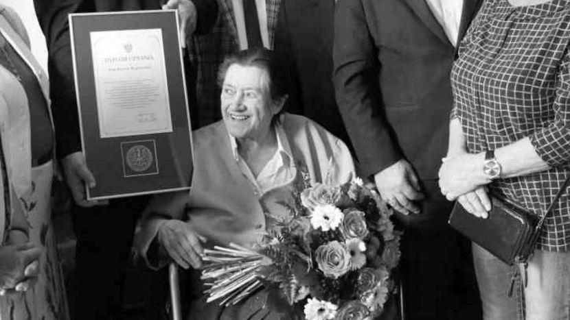 Barbara Bogdańska podczas wręczenia Krzyża Oficerskiego Orderu Odrodzenia Polski