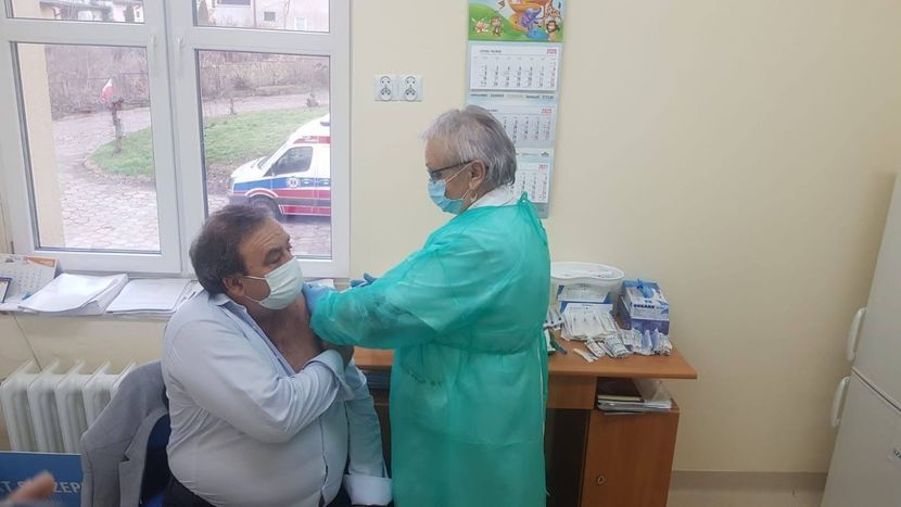 W kolejce po szczepionkę czeka 300 pracowników służby zdrowia w Opolu Lubelskim, a także lekarze, pielęgniarki i personel POZ w całym powiecie. Wicestarosta Janusz Złotucha nie musiał czekać