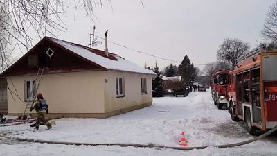 Lubelskie: Od kominka zapaliło się poddasze domu. Ogień szybko się rozprzestrzeniał
