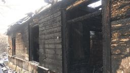 Drewniany dom w Nowym Pożogu nie nadaje się do odbudowy. Bliscy mieszkających w nim braci organizują zbiórki internetowe na ich nowy dom