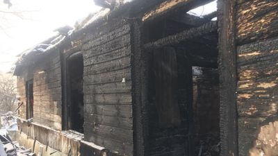 Drewniany dom w Nowym Pożogu nie nadaje się do odbudowy. Bliscy mieszkających w nim braci organizują zbiórki internetowe na ich nowy dom