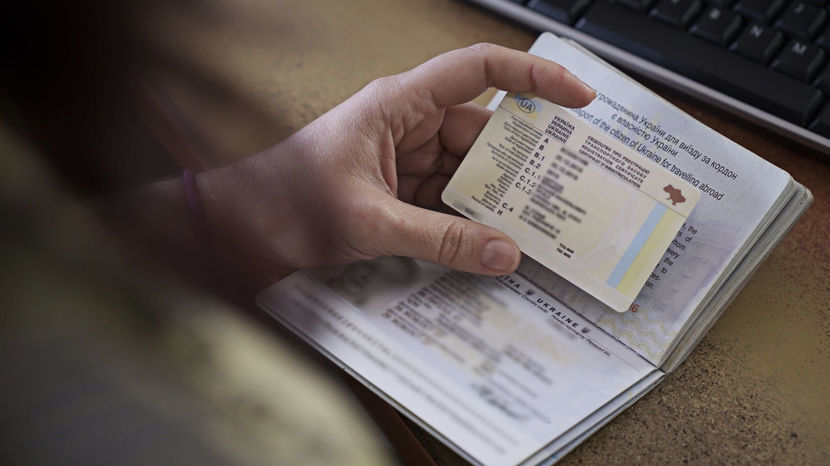 Funkcjonariusze z Nadbużańskiego Oddziału Straży Granicznej zatrzymali kolejne już w tym miesiącu osoby, które posługując się podczas kontroli granicznej fałszywymi dokumentami, próbowały wjechać do Polski. W ubiegłym roku ujawniono podczas prowadzonych kontroli prawie 800 fałszerstw różnych dokumentów. 