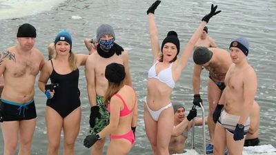 Minus 8 a oni do Zalewu Zemborzyckiego. Wielu z nich morsowało, zanim to się stało modne