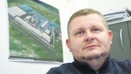 Tomasz Skoniecki z BD Art Glass Lubelskie Huty Szkła na tle wizualizacji nowej huty