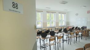 Zdecydowana większość nauczycieli i dyrektorów, z którymi rozmawialiśmy w ostatnim tygodniu uważa, że pierwsi uczniowie wrócą do szkół najwcześniej po Wielkanocy. Część uważa wręcz, że w tym roku szkolnym będzie to wręcz niemożliwe