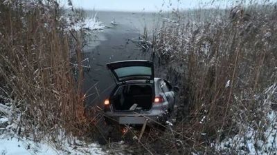 Seat wpadł do stawu. Panie jechały do pracy