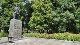 Na dawnym miejscu zostanie Pomnik Partyzanta, do którego będą prowadzić nowe schody i chodniki. Ocaleją też większość drzew i krzewów w najstarszym w mieście parku. 