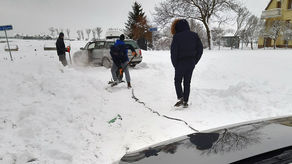 Lublin: Utknęli w zaspie na Mrówczej. „Pług jedzie do nas już dwie godziny”