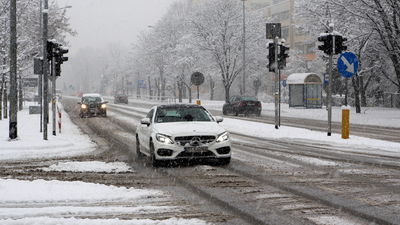 Trudna sytuacja na drogach powiatu puławskiego. Uważać trzeba także na chodnikach, które pokryła gruba warstwa białego puchu