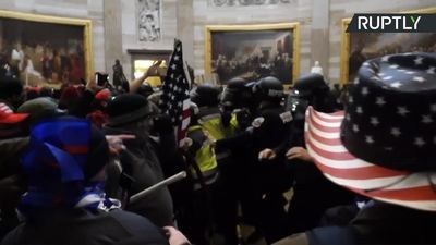 Kongres USA wrócił do liczenia głosów. Zginęły 4 osoby. Świat potępia Trumpa i zamieszki