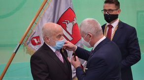 Starosta kraśnicki Andrzej Rolla odznacza Szczepana Ignaczyńskiego. Obok Jacek Dubiel, przewodniczący Rady Powiatu w Kraśniku