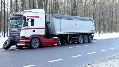 Ze scanii odpadły dwa koła i uderzyły w drugą ciężarówkę