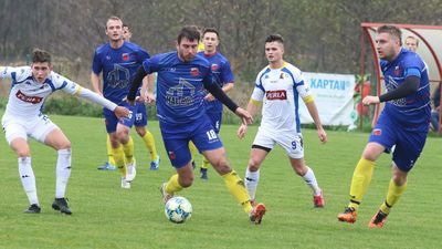 Piłkarze GKS Niemce (niebieskie stroje) wiosną muszą spisywać się znacznie lepiej niż jesienią