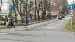 Jedną z propozycji aktywistów jest odwrócenie kierunku ruchu na jednokierunkowej ul. Hiacyntowej. Dzięki tej zmianie dzieci przywożone do szkoły przez rodziców nie musiałyby po wyjściu z auta przechodzić na drugą stronę ulicy w celu dotarcia do drzwi podstawówki