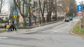 Jedną z propozycji aktywistów jest odwrócenie kierunku ruchu na jednokierunkowej ul. Hiacyntowej. Dzięki tej zmianie dzieci przywożone do szkoły przez rodziców nie musiałyby po wyjściu z auta przechodzić na drugą stronę ulicy w celu dotarcia do drzwi podstawówki