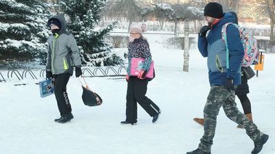 Najmłodsze dzieci wróciły dzisiaj do szkolnych ławek. "Dla mnie to jest bzdura" [zdjęcia]