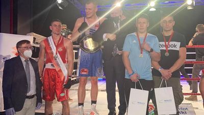 Wiktor Szadkowski (z czerwonym stroju) na podium seniorskich mistrzostw Polski