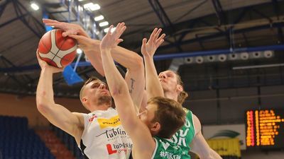 Mateusz Dziemba (z piłką) i jego koledzy już w pierwszej rundzie poznali siłę Śląska Wrocław