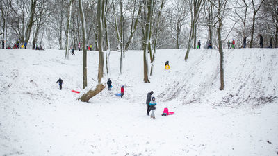 Radość po opadach śniegu. W Białej Podlaskiej górki zapełniły się saneczkarzami