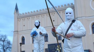 Antyszczepionkowcy manifestowali na schodach lubelskiego Zamku [zdjęcia]