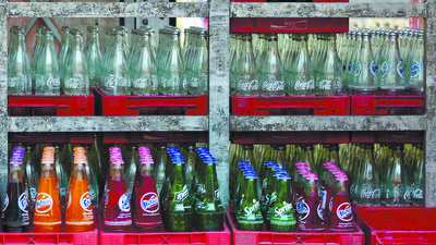 Zestaw "małpka z colą" drogi jak nigdy. Klient: "Będę kupował większy litraż"