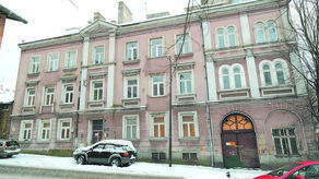 Kamienica składa się z trzech części. Mające po cztery kondygnacje budynek frontowy i oficyna zachodnia zostały wybudowane w latach 1904-1905. Dwukondygnacyjna oficyna wschodnia jest nieco starsza