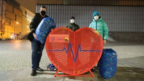 Pastikowe nakrętki można wrzucać do specjalnego pojemnika w kształcie serca ustawionego w pobliżu CSK w Lublinie. Po 24 godzinach od ustawienia "serce" było pełne nakrętek. Wczoraj zostały one zabrane. 