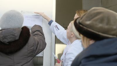 Seniorzy mają problemy z zapisaniem się na szczepienia. "Nikt nic nie wie, w końcu zrezygnowałem"