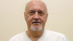 Jeśli stan zdrowia matki pozwala na karmienie piersią, to jest to wręcz zalecane. Płynące z tego korzyści są większe niż te wynikające z izolowania noworodka od matki – mówi prof. Tomasz Paszkowski