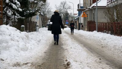 Ul. Wieniawskiego w Chełmie. W głębi doskonale widoczny znak strefa zamieszkania.