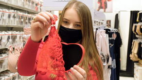 Pani Karolina, sprzedawca w sklep z bielizną Poupee Marylin