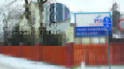 Kamerka w oknie biura, jak zapewnia poseł Krzysztof Szulowski, nie jest włączona. Zakupiono ją z powodu obaw wywołanych protestami, których część zorganizowano przy Skowieszyńskiej