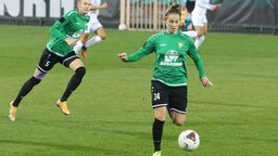 Emilia Zdunek (z piłką) jest jedną z powołanych zawodniczek Górnika Łęczna

