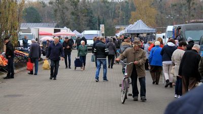 Na targu przy obwodnicy miasta można kupić niemal wszystko, od owoców i warzyw, przez akcesoria kuchenne, odzież, meble po indonezyjskie koty, biżuterię i stare płyty gramofonowe. W marcu kupcy otrzymają nową, zadaszoną przestrzeń