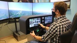 W środę urządzenie zostało oddane do użytku zwiedzającym Strefę Historii. Jedną z pierwszych osób, która wypróbowała symulator był burmistrz Świdnika Waldemar Jakson. Latał Cesną nad miastem. 