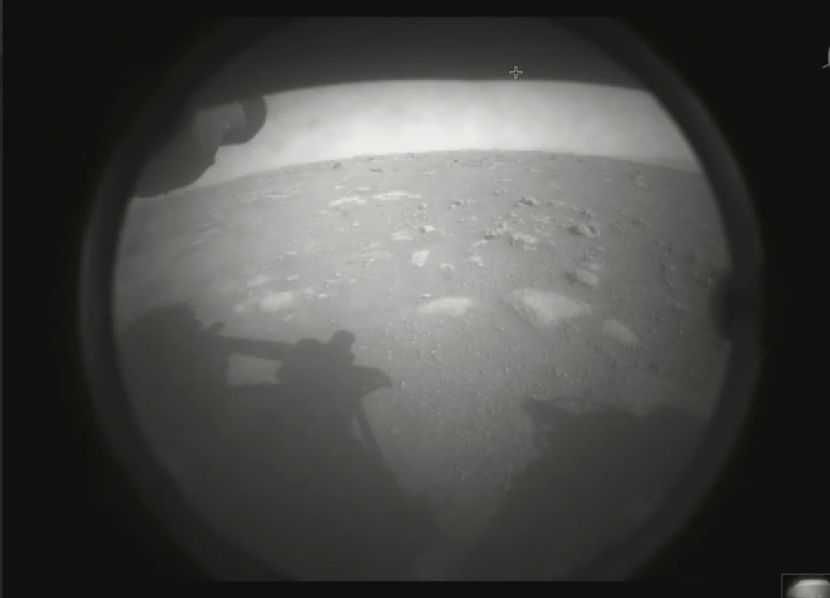 Pierwsze zdjęcie łazika Perseverance po wylądowaniu na Marsie (widok z przedniej kamery Hazcam)