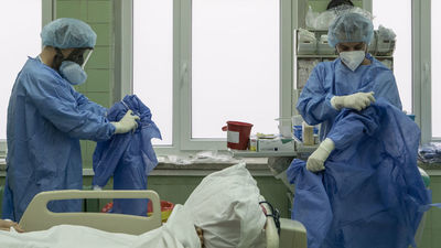 Stało się. Koronawirus znów przybiera na sile