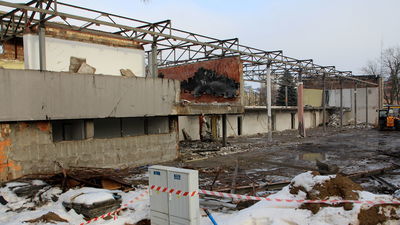 Z każdym dniem dawnego pawilonu wystawowego Domu Chemika jest coraz mniej. Rozbiórka ma uwolnić miejsce na nowy gmach Biblioteki Miejskiej, na który Puławy pozyskały unijną dotację