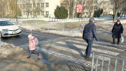 Ul. Radości. Urzędnicy nie znajdują podstaw do przebudowy przejścia, chociaż obiecują „przeanalizować” dodatkowe oświetlenie zebry