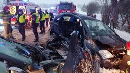 Wypadek w Dębówce: trzej młodzi mężczyźni trafili do szpitala