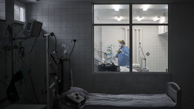 Minister ujawnia, w jakim wieku osoby dominują wśród ofiar koronawirusa