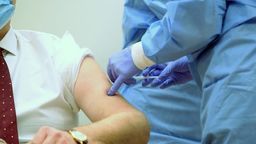 NFZ uruchamia dodatkowe zespoły do szczepień w domach. Ponad 100