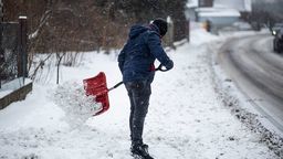 Pan Grzegorz odśnieży chodniki starszym osobom