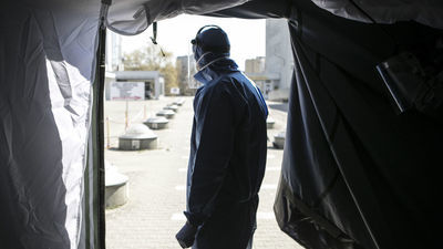 Badania, mutacje i odmieniony świat. 100 mln zakażeń koronawirusem, zmarło 2 mln chorych