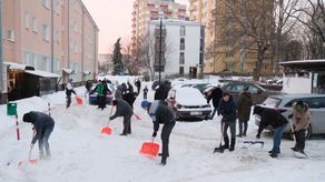 Chwycili za łopaty, bo nikt nie odśnieża dojazdu do ich bloków. "Nie mogły dojechać nawet śmieciarki"