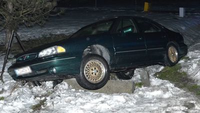 Wsiadł po pijanemu za kierownicę. Jazdę zakończył w przydrożnym rowie